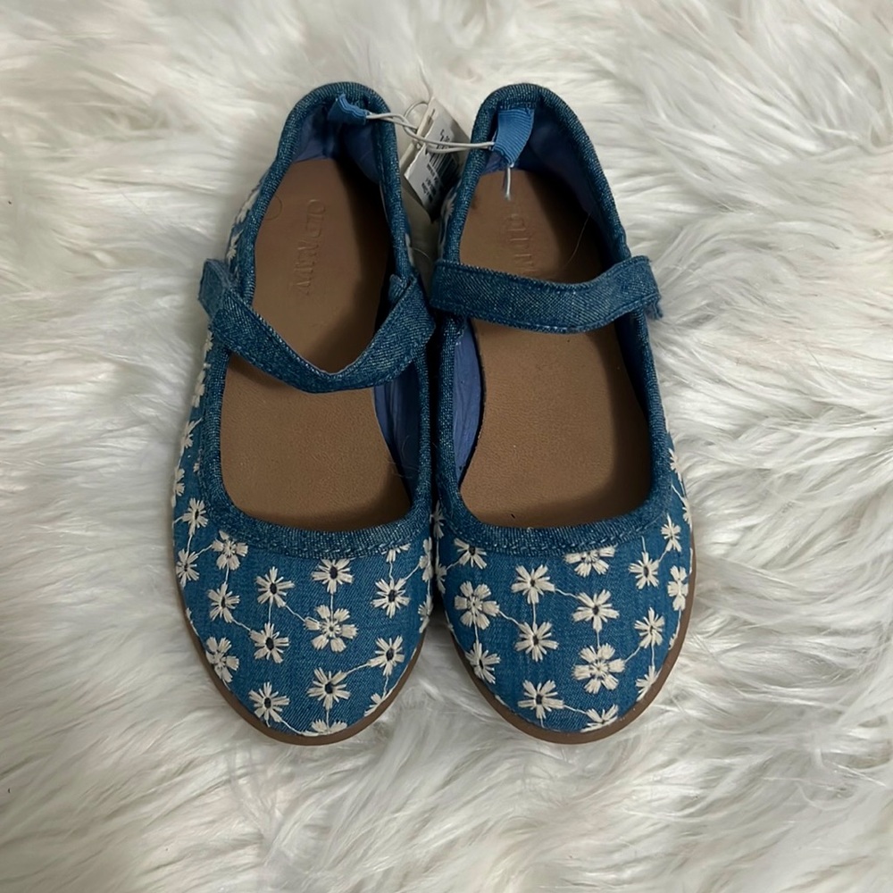 Brand new Old Navy Flower embroidery strap sandals for girls